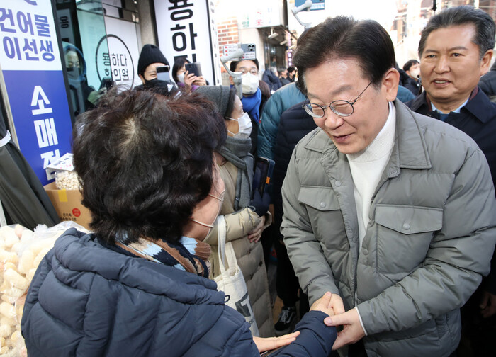 이재명 더불어민주당 대표가 18일 오후 설 명절을 앞두고 서울시 마포구 망원시장에서 시민과 인사하고 있다. 공동취재사진