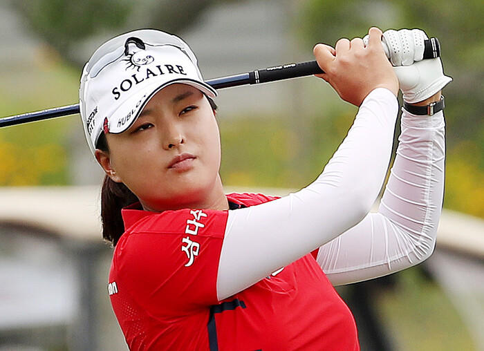 고진영이 18일 인천 베어즈베스트 청라골프클럽에서 열린 기아자동차 제34회 한국여자오픈에서 티샷을 하고 있다. 인천/연합뉴스