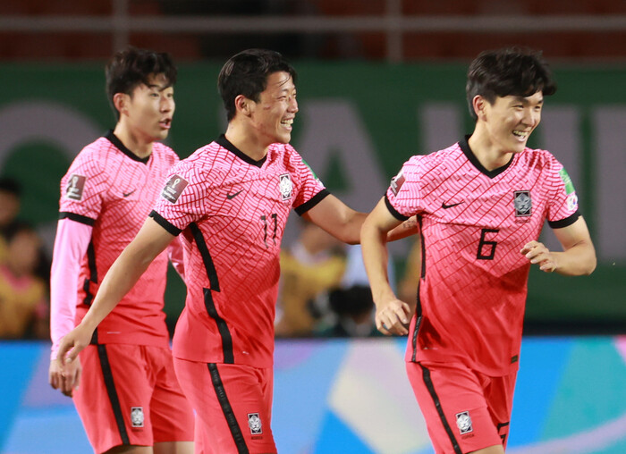 축구대표팀의 황인범(오른쪽)이 7일 경기도 안산 와스타디움에서 열린 2022 카타르 월드컵 아시아 최종예선 A조 3차전 시리아와 경기에서 득점한 뒤 동료들과 기뻐하고 있다. 안산/연합뉴스