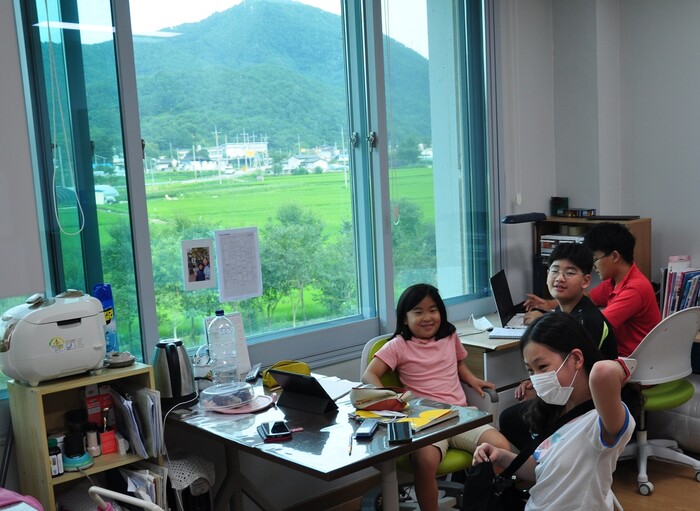 오산초등학교 유학생 5명이 함께 쓰는 오지봉커뮤니티센터 공부방. 안관옥 기자