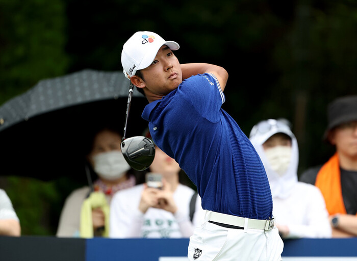 최승빈이 11일 경상남도 양산 에이원CC에서 열린 제66회 KPGA 선수권대회에서 드라이버 샷을 하고 있다. KPGA 제공