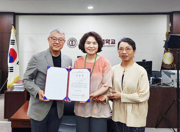 &nbsp; &nbsp; &nbsp; &nbsp; &nbsp; &nbsp; &nbsp; &nbsp; &nbsp; &nbsp; &nbsp; &nbsp; &nbsp; &nbsp; &nbsp; &nbsp; &nbsp; &nbsp;동덕여자대학교(총장 김명애) 사회봉사센터가 ‘제1회 동덕 교직원 사회봉사상’ 시상식을 지난 20일(목) 김명애 총장 주재로 진행했다.동덕여대 제공