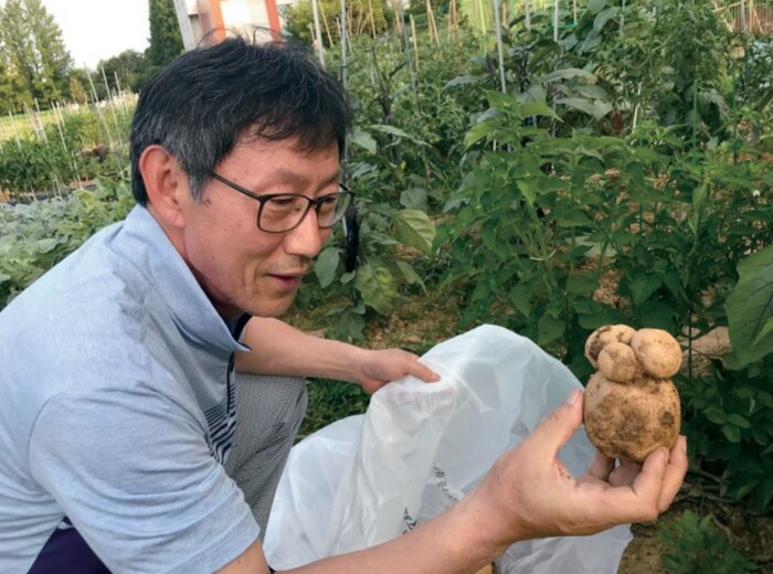 민속학자 나경수 전남대 명예교수는 “땅속의 감자를 캐며 씨알을 살피듯, 민속현장에 묻혀 있던 민속을 캐내면서 반평생 이상을 살았다”고 말했다.