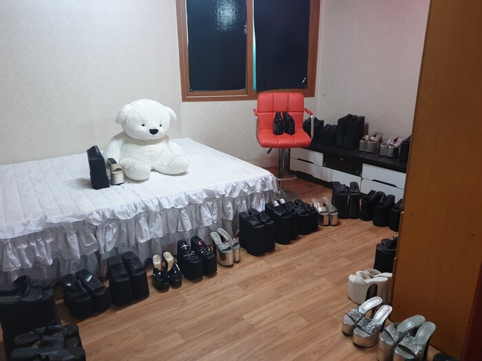 3일 광주시 동구 대인동 옛 성매매 집결지 유리방 건물에서 성매매 착취 피해 여성들이 사용했던 물건들이 전시돼 있다.