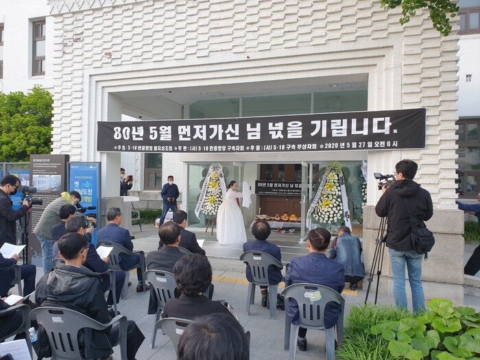 27일 새벽 광주광역시 동구 옛 전남도청 본관 앞에서 열린 5·18노제에서 1980년 5월27일 계엄군의 진압작전 때 희생당한 시민군들의 넋을 위로하는 살품이춤 공연이 진행되고 있다. 김용희 기자 kimyh@hani.co.kr