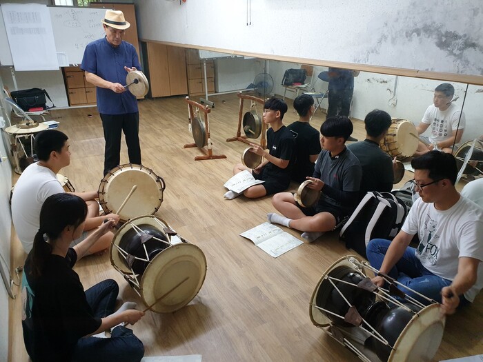 강화 용두레질소리보존회 황길범 대표가 강화군 덕신고등학교 학생들에게 용두레질소리를 전수하고 있다. 상명대 제공