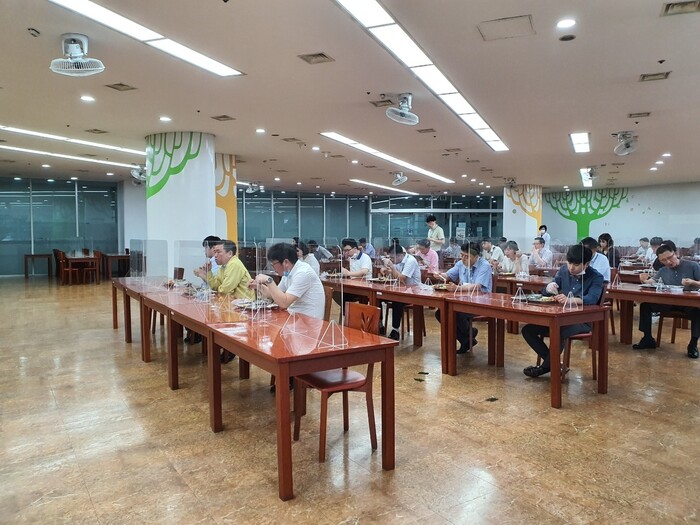 22일 오후 광주광역시청 지하 구내식당에서 공무원들이 점심 식사를 하고 있다. 구내식당엔 49명까지만 입장할 수 있다. 광주시 제공