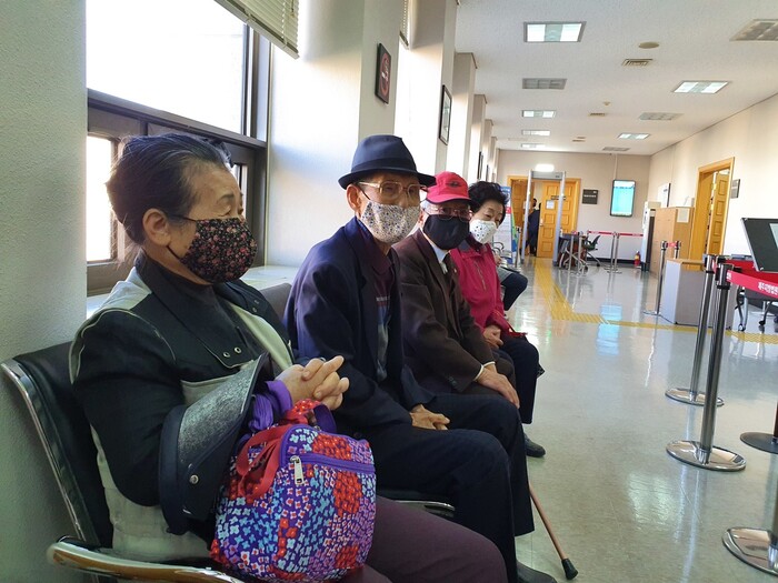 제주4·3 수형생존자들과 유족들이 29일 제주지방법원에서 열린 국가를 상대로 제기한 손해배상 청구소송 첫 재판에 참석하기 위해 기다리고 있다. 허호준 기자