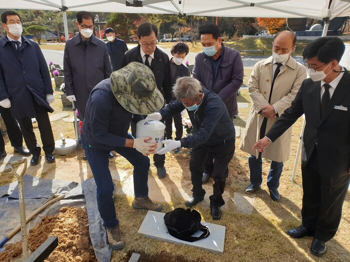 3일 광주광역시 북구 국립5·18민주묘지 2묘역에서 고 정병균씨의 유족이 정씨 유해를 안장하고 있다.김용희 기자 kimyh@hani.co.kr