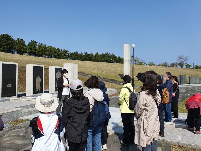 4·3예술영화 폭낭의 아이들 제작팀인 사유진 감독이 16일 제주4·3평화공원 내 각명비 앞에서 어린이 평화순례길 행사 참가자들에게 순례의 의미를 설명하고 있다. 허호준 기자