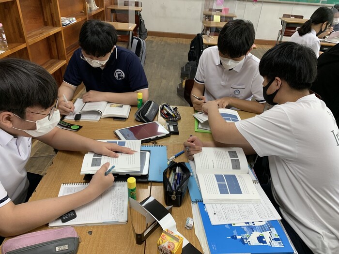 대구 매천고 학생들이 책쓰기 동아리에서 함께 책을 읽고 질문을 하며 자신만의 이야기를 잡아가고 있다. 매천고 제공