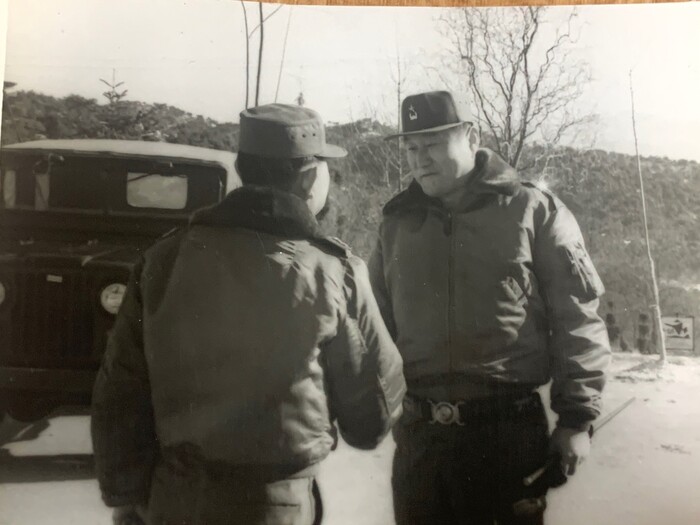 통역장교로 군 생활을 시작한 이구호 육군기갑학교 교장은 1980년 5월21일 신군부 핵심 황영시 계엄부사령관 겸 육군참모차장의 전차 동원 지시를 거부했다. 사진은 군 재직 시절 모습(오른쪽). 이상우씨 제공