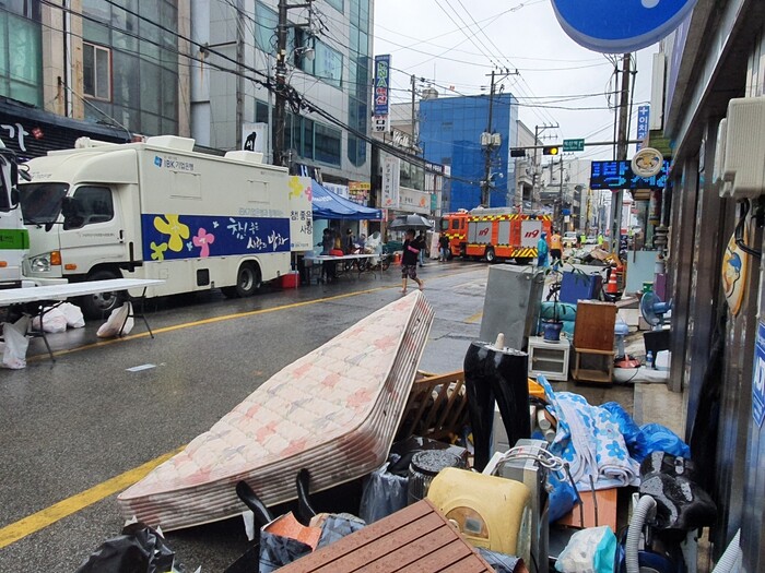 6일 침수된 익산시 전통시장 도로변에 침수한 주택의 살림살이가 밖으로 나와 있다 전북도소방본부 제공