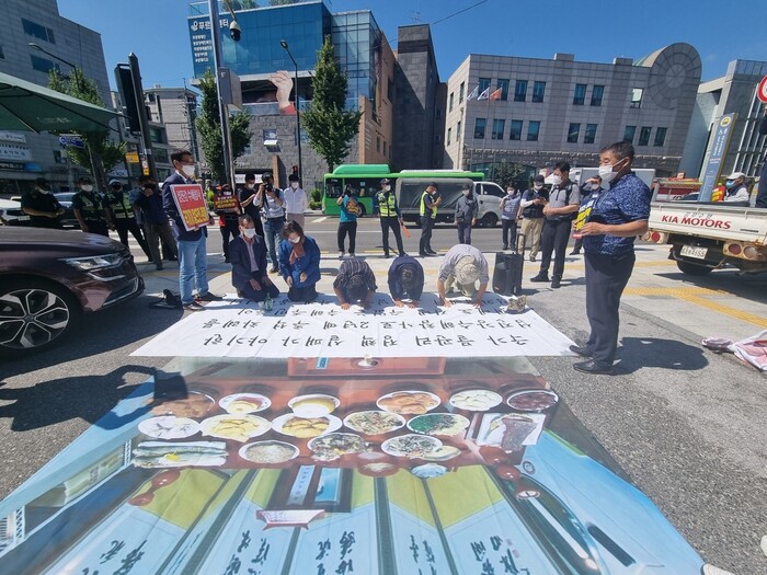 지난해 섬진강 수해를 입은 전남 구례군 마을 18곳의 대표 18명이 15일 청와대 부근인 청운효자동주민센터 앞에서 추석 차례를 지내고 있다. 섬진강수해참사피해자 구례군대책위원회 제공