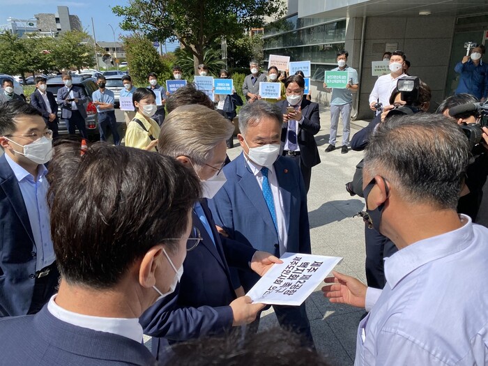 제주 제2공항 반대단체 관계자들이 지난 27일 제주를 방문한 더불어민주당 대선 경선 후보인 이재명 경기지사에게 제2공항 반대 촉구 의견서를 전달하고 있다. 제주 제2공항 강행저지 비상도민회의 제공