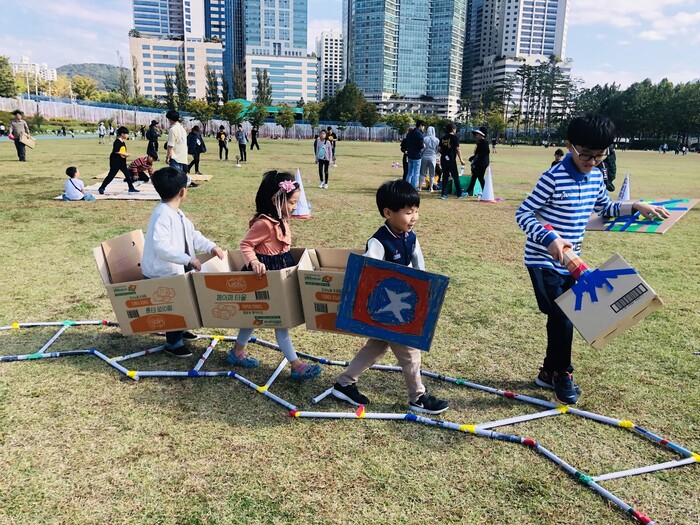 놀이를 통해 누구나 리더가 되어보고, 상대방의 입장에 설 수도 있고, 조절력을 배우며 약자를 배려하고 다양한 감정을 나누게 된다. 사진은 2019년 10월12일 ‘제6회 놀이의 날’에 상자로 기차를 만들어서 노는 아이들의 모습. 김지윤 기자 kimjy13@hani.co.kr