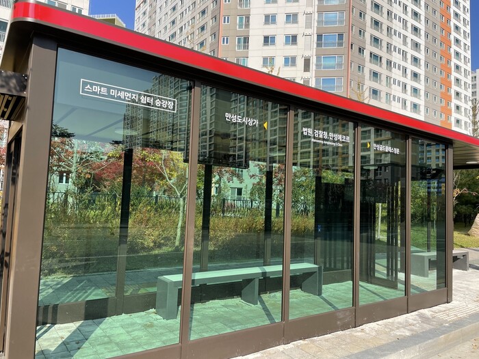 미세먼지를 피할 수 있도록 밀폐형으로 만들어진 버스승강장.