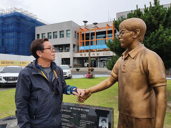 제주도 학생문화원에 서 있는 고 이민호군의 추모 조형물을 마주한 이군의 아버지 이상영씨. 허호준 기자