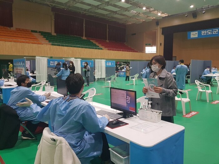 방역당국의 코로나19 확산을 막기 위한 백신접종. 전남도 제공