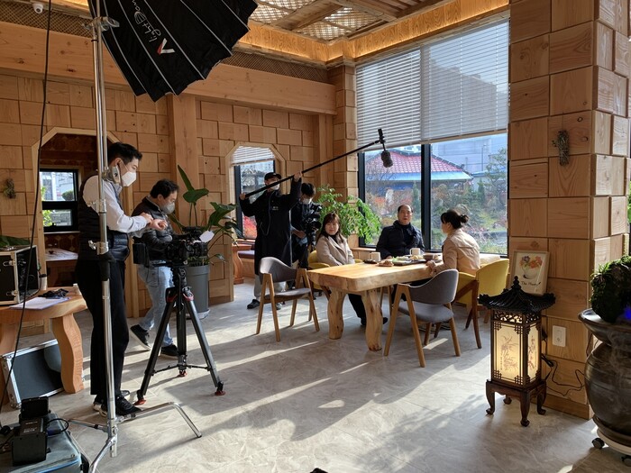 지난 3일 광주시 동구 지원2동이 사회적기업 필름에이지에 맡겨 진행 중인 마을영화 촬영 모습.
