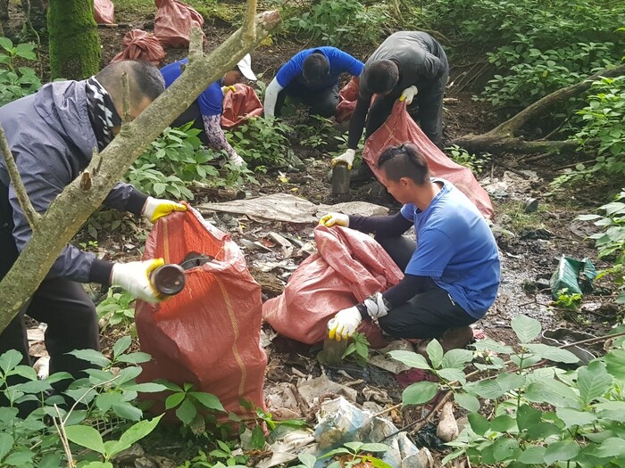 한라산국립공원사무소 직원들이 국립공원 안에 무단 매립된 쓰레기를 확인해 수거하고 있다. 한라산국립공원사무소 제공