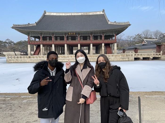숙명여대 버디 학생과 미네르바대학 학생들이 서울 종로구에 있는 경복궁에 방문하여 한국 문화체험을 했다. 숙명여대 제공