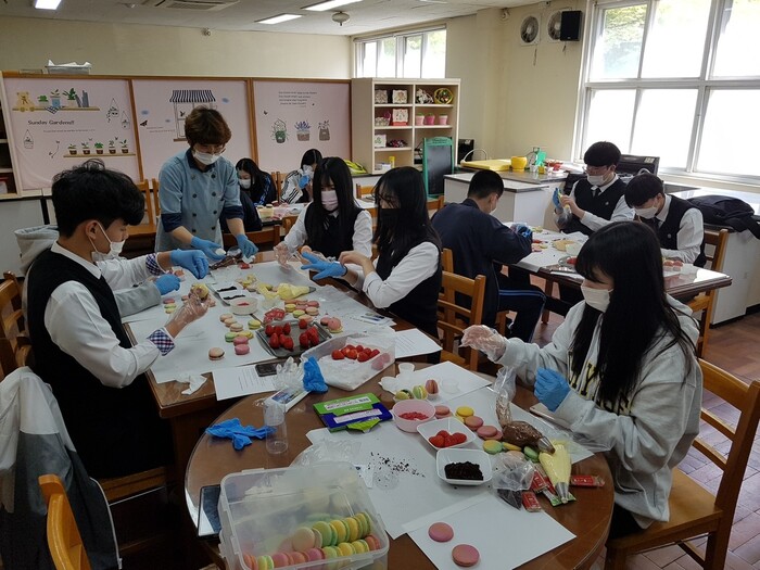 학생들이 협동조합 동아리 활동 시간에 마카롱을 만들고 있다. 학교 동아리 활동 시간에 마을선생님을 초빙해 제품을 기획, 제작, 공유하는 사회적 경제의 다양한 사례를 경험한다. 만덕고등학교 사회적협동조합 제공