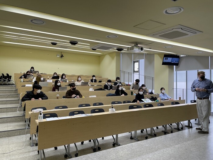 &nbsp; &nbsp; &nbsp; &nbsp; &nbsp; &nbsp; &nbsp; 2021년 한성대 K-move스쿨 미국 퍼포먼스마케팅 전문가 양성과정 어학수업 모습. 한성대 제공