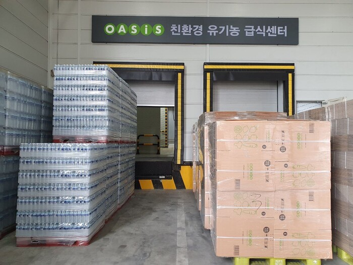 1일 오후 경기도 의왕의 오아시스마켓 제2 물류센터 앞에 생수와 포장 박스들이 쌓여 있다.