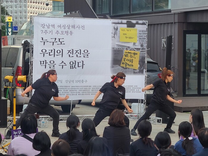 17일 오후 7시께 공공운수노조 건강보험고객센터지부 경인지회 소속 몸짓패 ‘와신상담’이 오프닝 공연을 하고 있는 모습이다. 윤연정 기자