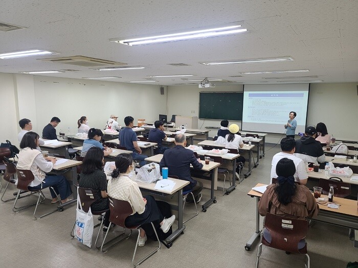 &nbsp; &nbsp; &nbsp; &nbsp; &nbsp; &nbsp; &nbsp; &nbsp; &nbsp; &nbsp; &nbsp; &nbsp; &nbsp; &nbsp; &nbsp; &nbsp; &nbsp; &nbsp;경희사이버대학교 호텔관광대학원 호텔외식MBA전공, ‘2023학년도 1학기 특강 및 14차 오프라인 세미나’ 개최. 경희사이버대학교 제공