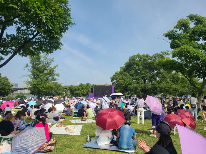 17일 오후 서울 여의도 한강공원에 마련된 BTS 대형 라이브 스크린 앞에 팬들이 대기하고 있다. 윤연정 기자