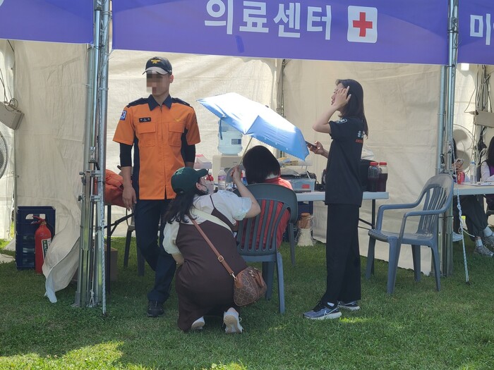 땡볕에 체험 부스에서 줄을 서서 기다리다가 현기증이 나서 쓰러진 참가자. 윤연정 기자