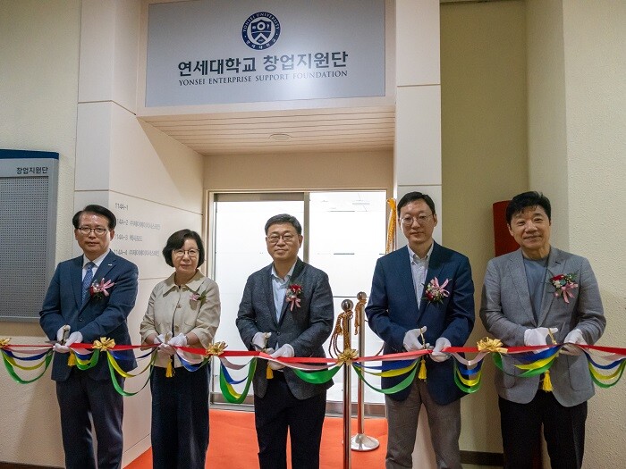 &nbsp; &nbsp; &nbsp; &nbsp; &nbsp; &nbsp; &nbsp; &nbsp; &nbsp; &nbsp; &nbsp; &nbsp; &nbsp; &nbsp; &nbsp; &nbsp; &nbsp; &nbsp; &nbsp; &nbsp; &nbsp; &nbsp; &nbsp; (왼쪽부터) 한국기상산업기술원 안영인 원장, 연세대 이과대학 대기과학과 전혜영 학과장, 기상청 이정환 기상서비스진흥국장, 연세대 창업지원단 정병도 센터장, 임춘성 단장. 연세대 제공
