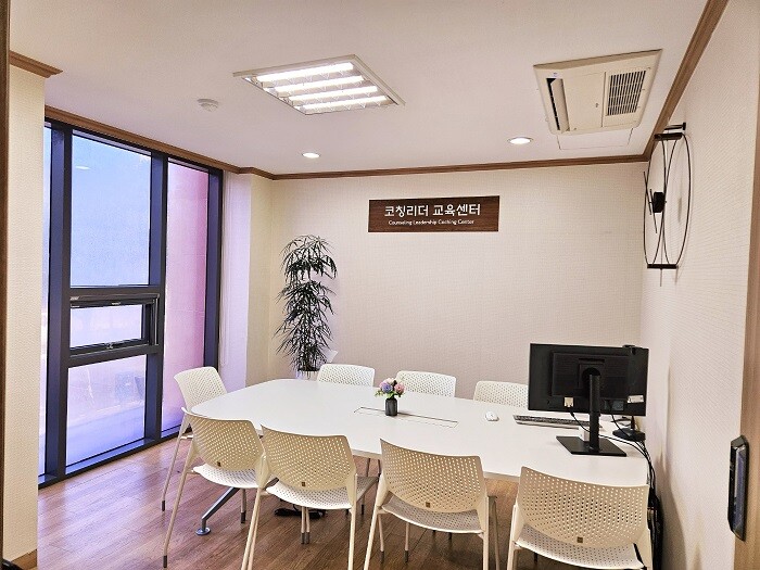 &nbsp; &nbsp; &nbsp; &nbsp; &nbsp; &nbsp; &nbsp; &nbsp; &nbsp; &nbsp;▲경희사이버대학교는 지난 8월 14일 아카피스관 내 상담심리학과 부설 ‘코칭리더 교육센터’를 설립했다.경희사이버대 제공