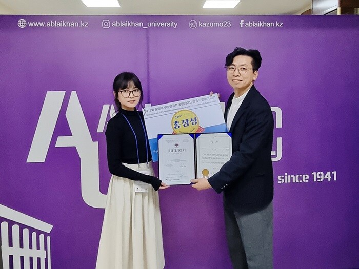 &nbsp; &nbsp; &nbsp; &nbsp; &nbsp; &nbsp; &nbsp; &nbsp; &nbsp; &nbsp; &nbsp; &nbsp; &nbsp; &nbsp; &nbsp; &nbsp; &nbsp; &nbsp; &nbsp; &nbsp; &nbsp; &nbsp; &nbsp; &nbsp; &nbsp; &nbsp; &nbsp; &nbsp; &nbsp; &nbsp; &nbsp; &nbsp; &nbsp;한국학 올림피아드 1등 중앙대총장상 시상 기념사진.중앙대 제공