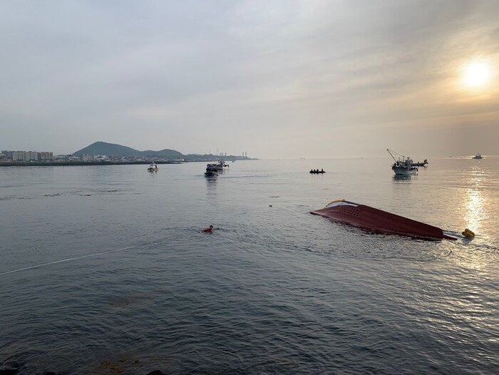 지난 4일 오후 제주시 조천읍 조천포구 해상에서 괭생이모자반을 피해 운항하던 어선이 좌초돼 해경이 구조에 나섰다. 제주해경 제공