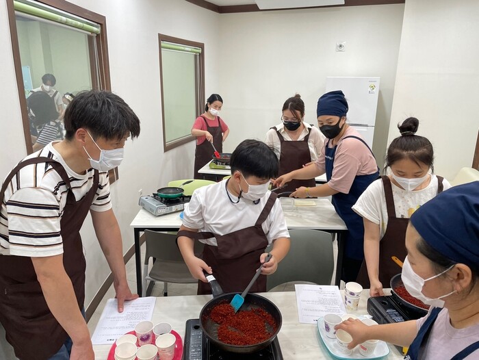 충북 지역 다문화 학부모 모임에서 아이와 함께하는 요리 교실을 진행했다. 충북국제교육원 북부분원 제공