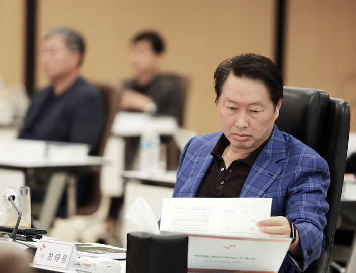 최태원 에스케이(SK)그룹 회장이 23일 경기도 이천 에스케이엠에스(SKMS)연구소에서 열린 ‘2020 확대경영회의’에 참석해 자료를 살펴보고 있다. 에스케이 제공