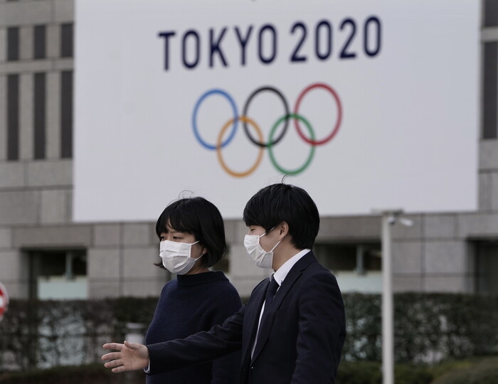 지난달 도쿄시청 벽에 걸린 2020 도쿄올림픽 걸개그림 앞으로 시민이 걸어가고 있다. 도쿄/EPA 연합뉴스