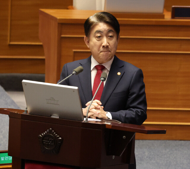 지난 8일 국회 본회의에서 대정부질문에 답변하고 있는 이동관 방송통신위원장. 강창광 선임기자 chang@hani.co.kr