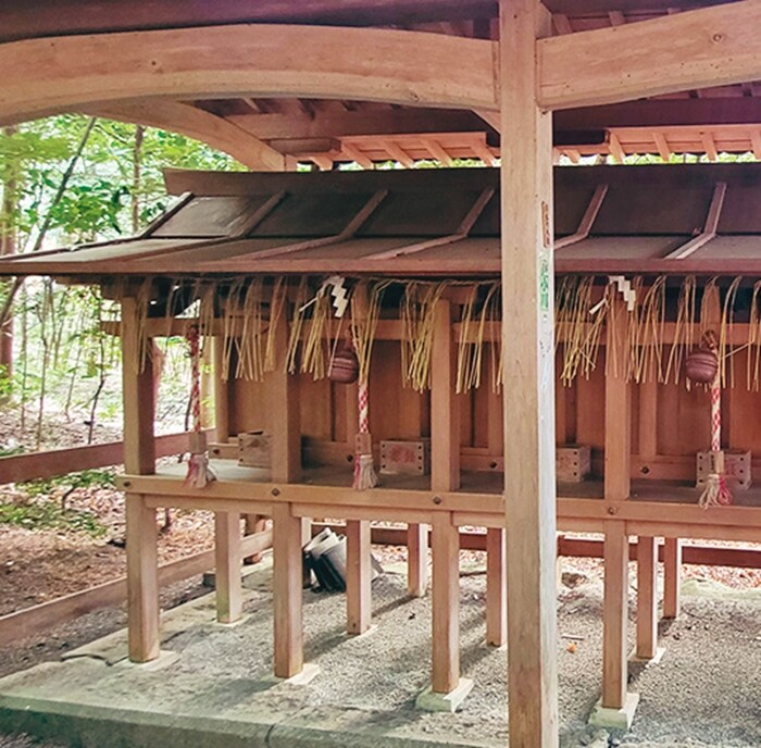 곤신사에는 신라대명신을 비롯한 7위의 명신이 모셔져 있는데, 지장보살을 뺀 나머지는 신라와 백제계 도래인의 신이다.