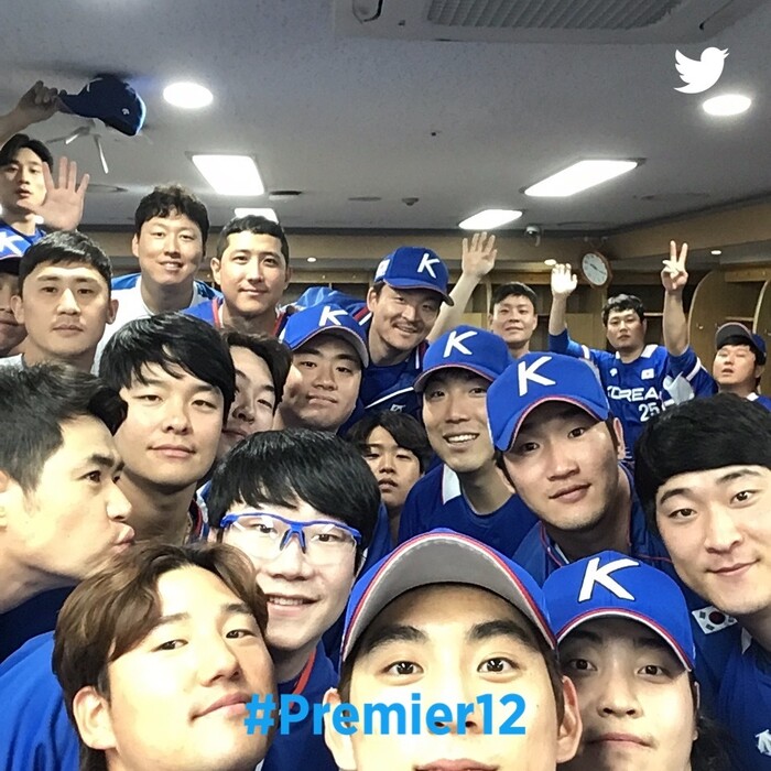 김경문 감독이 이끄는 한국 야구 대표팀이 2019 세계야구소프트볼연맹(WBSC) 프리미어12 C조에서 최소 2위를 확보해 슈퍼라운드 진출을 확정했다. 사진은 세계야구소프트볼연맹 공식 홈페이지에 올라온 대표팀 사진. 연합뉴스 김경문 감독이 이끄는 한국 야구 대표팀이 2019 세계야구소프트볼연맹(WBSC) 프리미어12 C조에서 최소 2위를 확보해 슈퍼라운드 진출을 확정했다. 사진은 세계야구소프트볼연맹 공식 홈페이지에 올라온 대표팀 사진. 연합뉴스