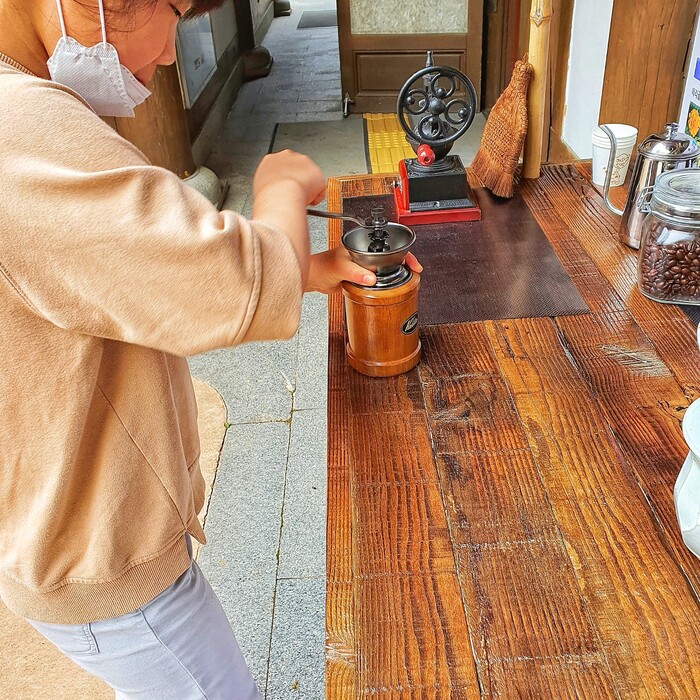 공예품전시관 방문객들이 직접 자신이 마실 음료를 내리고 있다.