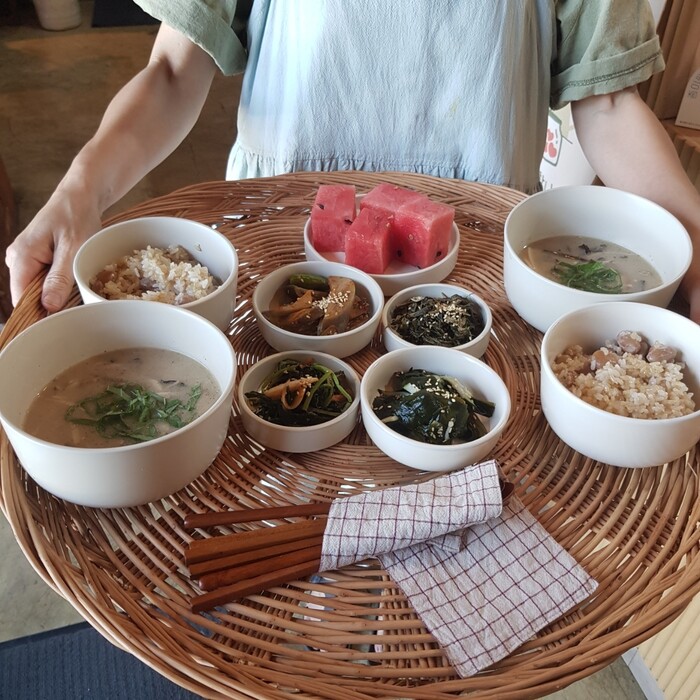광주 송정마을 카페 이공(이로운 공간)은 21일 점심 보양식으로 준비한 버섯들깨탕과 현미밥 등 비건식 상차림.