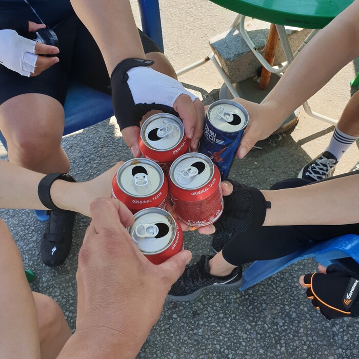 자전거를 탄 뒤 마시는 콜라는 세상에서 제일 맛있다. 허진웅 제공