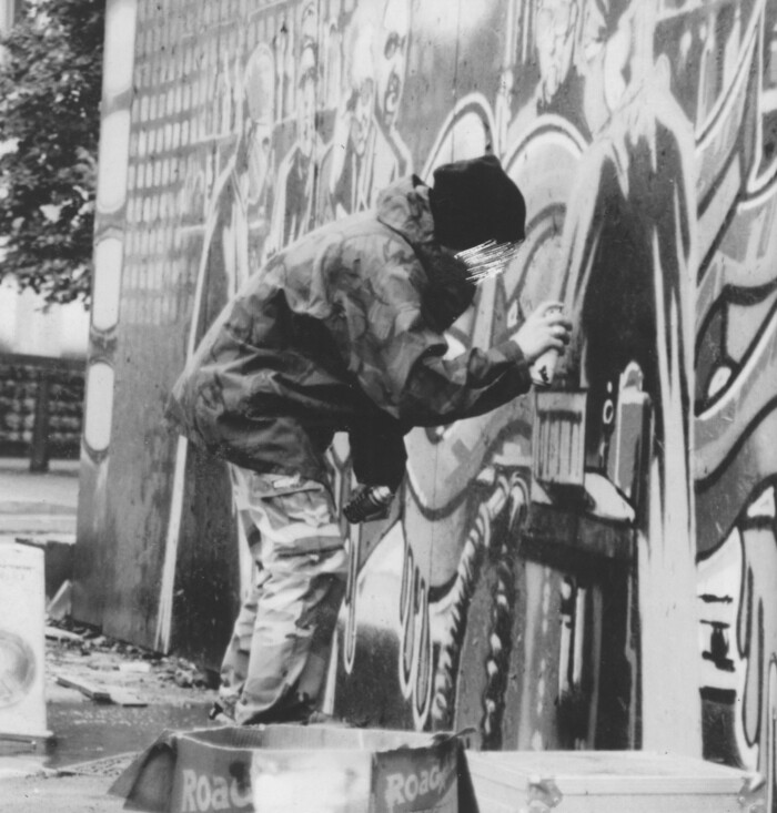 동료들과 함께 1998년 브리스틀 항구에서 개최한 그라피티 축제 ‘월스 온 파이어’에서, 뱅크시가 그림을 그리고 있다. 얼굴은 지워졌다. 미술문화 제공