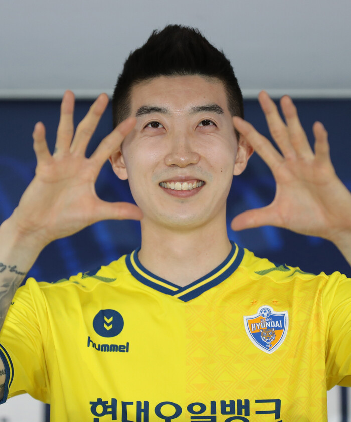 울산 현대의 조현우가 5일 서울 종로구 축구회관에서 열린 기자 간담회에서 활짝 웃고 있다. 연합뉴스