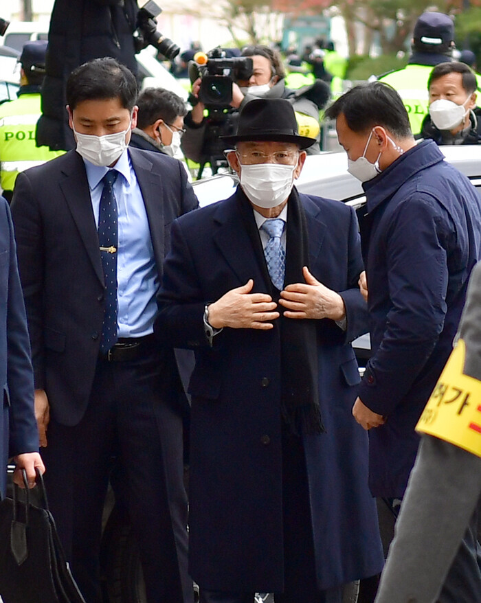 30일 오전 전두환 전 대통령이 광주지방법원에 도착해 법정으로 향하고 있다. 전씨는 5·18민주화운동 당시 헬기 사격을 목격했다고 증언한 고 조비오 신부를 회고록에서 비난하고 명예를 훼손한 혐의로 재판에 넘겨졌다. 연합뉴스