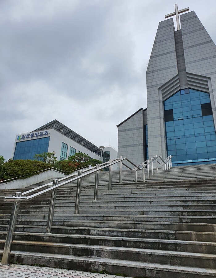5일 광주시내 1492곳 교회 중 온라인 예배로 대체한 교회는 408곳이었고, 1084곳은 50인 이상 입장하지 않은 상태에서 예배가 이뤄졌다. 광주 중앙교회는 이날 온라인 예배로 대체했다고 밝혔다.정대하 기자